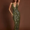 Rochie maxi Luserna cu gât halter și ornamente, în verde șarpe