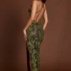 Rochie maxi Luserna cu gât halter și ornamente, în verde șarpe