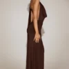 Rochie maxi Navina din jersey moale, cu decolteu adânc și gât halter, în culoarea ciocolată Rochie maxi Navina din jersey moale, cu decolteu adânc și gât halter, în culoarea ciocolată