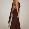 Rochie maxi Navina din jersey moale, cu decolteu adânc și gât halter, în culoarea ciocolată Rochie maxi Navina din jersey moale, cu decolteu adânc și gât halter, în culoarea ciocolată