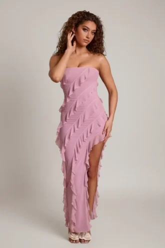 Rochie Maxi Nevali cu decolteu bandeau și volane, în roz prăfuit Rochie Maxi Nevali cu decolteu bandeau și volane, în roz prăfuit