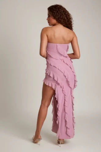 Rochie Maxi Nevali cu decolteu bandeau și volane, în roz prăfuit Rochie Maxi Nevali cu decolteu bandeau și volane, în roz prăfuit
