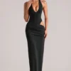 Rochie maxi Oona cu decolteu adânc și gât halter, în culoarea neagră