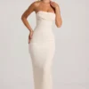 Rochie maxi Palermo cu guler cowl și bandou decorat, în culoarea alb Rochie maxi Palermo cu guler cowl și bandou decorat, în culoarea alb