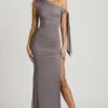 Rochie maxi Prudy cu umeri decupați, drapată și cu detalii de legătură, în culoarea gri oțel Rochie maxi Prudy cu umeri decupați, drapată și cu detalii de legătură, în culoarea gri oțel