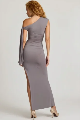 Rochie maxi Prudy cu umeri decupați, drapată și cu detalii de legătură, în culoarea gri oțel Rochie maxi Prudy cu umeri decupați, drapată și cu detalii de legătură, în culoarea gri oțel