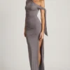 Rochie maxi Prudy cu umeri decupați, drapată și cu detalii de legătură, în culoarea gri oțel Rochie maxi Prudy cu umeri decupați, drapată și cu detalii de legătură, în culoarea gri oțel