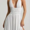 Rochie Maxi Pryana cu decolteu adânc și spate încrucișat, de culoare albă Rochie Maxi Pryana cu decolteu adânc și spate încrucișat, de culoare albă