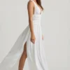 Rochie Maxi Pryana cu decolteu adânc și spate încrucișat, de culoare albă Rochie Maxi Pryana cu decolteu adânc și spate încrucișat, de culoare albă