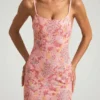 Rochie maxi roz cu decolteu rotund și spate decupat, cu ornamente, model Tavira Rochie maxi roz cu decolteu rotund și spate decupat, cu ornamente, model Tavira
