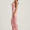 Rochie maxi roz cu decolteu rotund și spate decupat, cu ornamente, model Tavira Rochie maxi roz cu decolteu rotund și spate decupat, cu ornamente, model Tavira