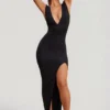 Rochie maxi Sloane cu decupaj lateral adânc și decolteu în V, de culoare neagră Rochie maxi Sloane cu decupaj lateral adânc și decolteu în V, de culoare neagră