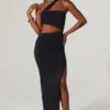 Rochie maxi Suvi cu decolteu asimetric, drapată și decupată, în negru Rochie maxi Suvi cu decolteu asimetric, drapată și decupată, în negru