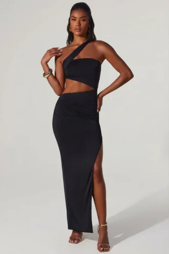 Rochie maxi Suvi cu decolteu asimetric, drapată și decupată, în negru Rochie maxi Suvi cu decolteu asimetric, drapată și decupată, în negru