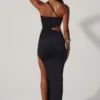 Rochie maxi Suvi cu decolteu asimetric, drapată și decupată, în negru Rochie maxi Suvi cu decolteu asimetric, drapată și decupată, în negru