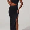 Rochie maxi Suvi cu decolteu asimetric, drapată și decupată, în negru Rochie maxi Suvi cu decolteu asimetric, drapată și decupată, în negru