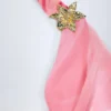 Rochie maxi Taveuni cu guler înalt și detalii metalice, cu imprimeu roz orhidee Rochie maxi Taveuni cu guler înalt și detalii metalice, cu imprimeu roz orhidee
