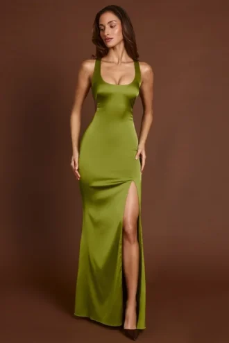 Rochie maxi Vittoria cu decolteu rotund și șireturi în spate, de culoare verde măslin Rochie maxi Vittoria cu decolteu rotund și șireturi în spate, de culoare verde măslin