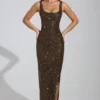 Rochie maxi Yarina cu decolteu rotund și fante pe coapse, în culoarea maro Rochie maxi Yarina cu decolteu rotund și fante pe coapse, în culoarea maro
