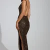 Rochie maxi Yarina cu decolteu rotund și fante pe coapse, în culoarea maro Rochie maxi Yarina cu decolteu rotund și fante pe coapse, în culoarea maro
