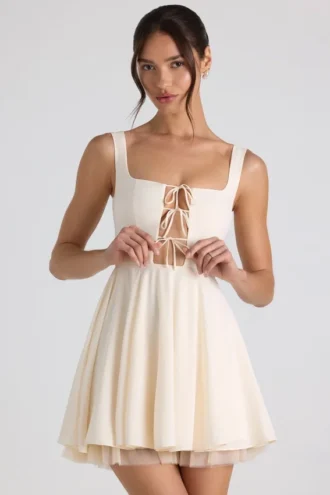 Rochie micro mini A-line cu detaliu de cravată Nanisca, culoare ivoriu Rochie micro mini A-line cu detaliu de cravată Nanisca, culoare ivoriu