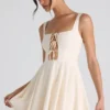 Rochie micro mini A-line cu detaliu de cravată Nanisca, culoare ivoriu Rochie micro mini A-line cu detaliu de cravată Nanisca, culoare ivoriu