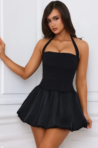 Rochie micro mini Ludmila cu corset, decolteu în V, șireturi și tiv bufant, în negru Rochie micro mini Ludmila cu corset, decolteu în V, șireturi și tiv bufant, în negru