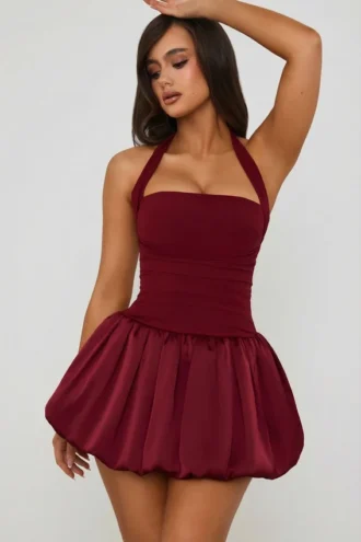 Rochie micro mini Ludmila cu guler halter, șireturi și tiv bufant, din dantelă, în roșu fructe de pădure Rochie micro mini Ludmila cu guler halter, șireturi și tiv bufant, din dantelă, în roșu fructe de pădure