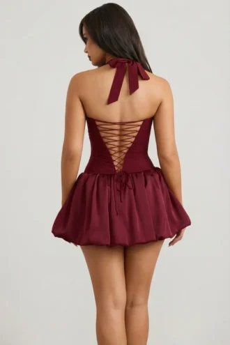 Rochie micro mini Ludmila cu guler halter, șireturi și tiv bufant, din dantelă, în roșu fructe de pădure Rochie micro mini Ludmila cu guler halter, șireturi și tiv bufant, din dantelă, în roșu fructe de pădure