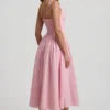 Rochie midi A-line cu detaliu fundă, broderie englezească, de la Saidey, în roz pal Rochie midi A-line cu detaliu fundă, broderie englezească, de la Saidey, în roz pal