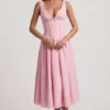 Rochie midi A-line cu detaliu fundă, broderie englezească, de la Saidey, în roz pal Rochie midi A-line cu detaliu fundă, broderie englezească, de la Saidey, în roz pal