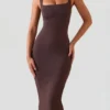 Rochie midi Ainslee cu gât pătrat, culoare maro ciocolată Rochie midi Ainslee cu gât pătrat, culoare maro ciocolată