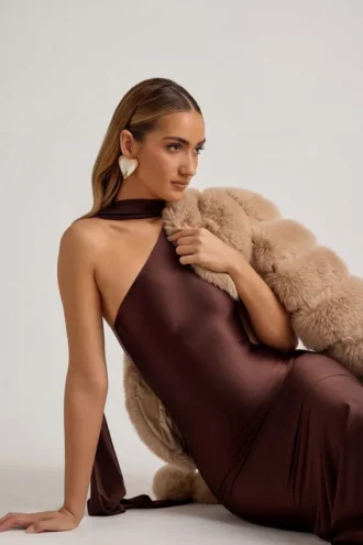 Rochie midi asimetrică Shaya cu detaliu eșarfă, în culoarea ciocolată Rochie midi asimetrică Shaya cu detaliu eșarfă, în culoarea ciocolată