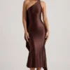 Rochie midi asimetrică Shaya cu detaliu eșarfă, în culoarea ciocolată Rochie midi asimetrică Shaya cu detaliu eșarfă, în culoarea ciocolată