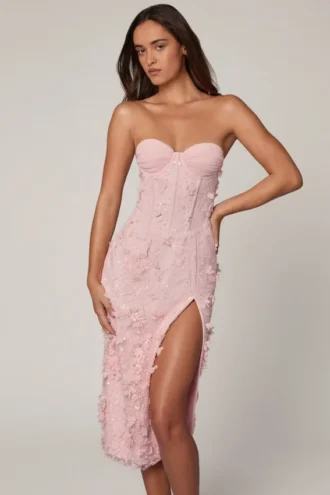 Rochie midi-ax Eudora cu corset cu șireturi și decupaj, în roz pal Rochie midi-ax Eudora cu corset cu șireturi și decupaj, în roz pal