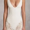 Rochie midi-axială Caia din dantelă transparentă cu decolteu adânc și margini festonate, de culoare albă