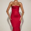 Rochie midi-axială cu volane, cu bretele și bordură din dantelă, din satin Belsa, în roșu intens