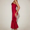 Rochie midi-axială cu volane, cu bretele și bordură din dantelă, din satin Belsa, în roșu intens