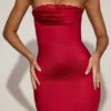 Rochie midi-axială cu volane, cu bretele și bordură din dantelă, din satin Belsa, în roșu intens