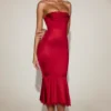 Rochie midi-axială cu volane, cu bretele și bordură din dantelă, din satin Belsa, în roșu intens