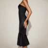Rochie midi Belsa din satin cu dantelă și decolteu bandeau, în negru