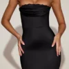 Rochie midi Belsa din satin cu dantelă și decolteu bandeau, în negru