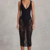 Rochie midi Caia din dantelă transparentă cu decupaj adânc și bordură festonată, de culoare neagră