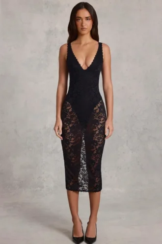 Rochie midi Caia din dantelă transparentă cu decupaj adânc și bordură festonată, de culoare neagră Rochie midi Caia din dantelă transparentă cu decupaj adânc și bordură festonată, de culoare neagră