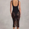 Rochie midi Caia din dantelă transparentă cu decupaj adânc și bordură festonată, de culoare neagră