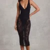 Rochie midi Caia din dantelă transparentă cu decupaj adânc și bordură festonată, de culoare neagră