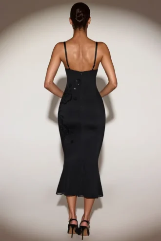 Rochie midi Cherelle cu decupaje și tiv evazat, în negru Rochie midi Cherelle cu decupaje și tiv evazat, în negru