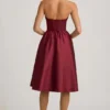 Rochie midi fără bretele cu corset Gabrielle, în culoarea roșu vin
