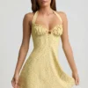 Rochie mini A-line cu gât halter Nerine cu imprimeu floral galben Rochie mini A-line cu gât halter Nerine cu imprimeu floral galben