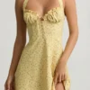Rochie mini A-line cu gât halter Nerine cu imprimeu floral galben Rochie mini A-line cu gât halter Nerine cu imprimeu floral galben